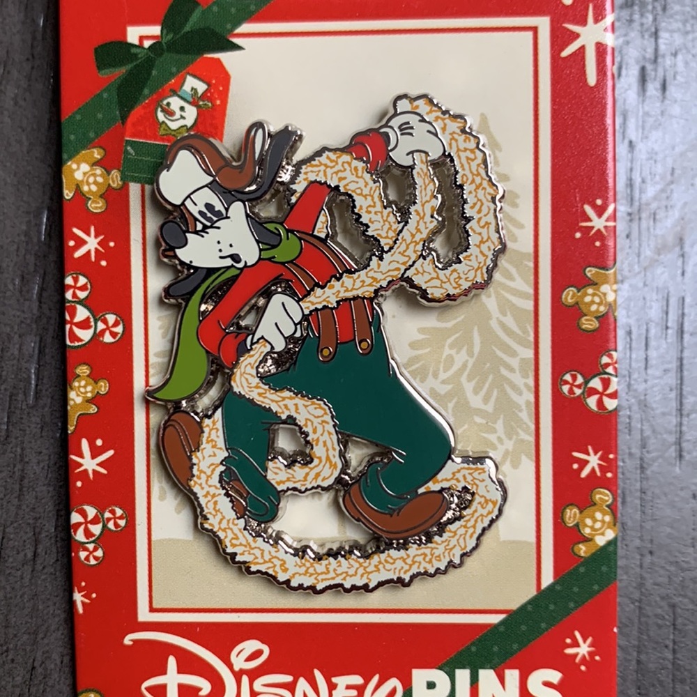 Disney Pluto Christmas 2022 Pin - Picture 2 of 2